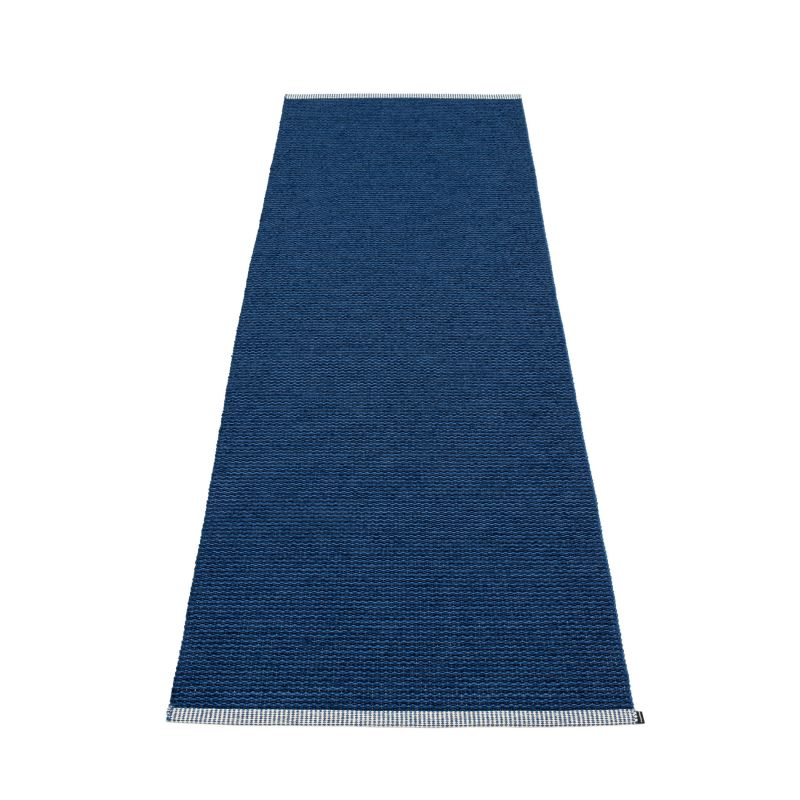 Blauer Pappelina Kunststoffteppich Mono, 85x260 cm, für Innen- und Außenbereich geeignet.